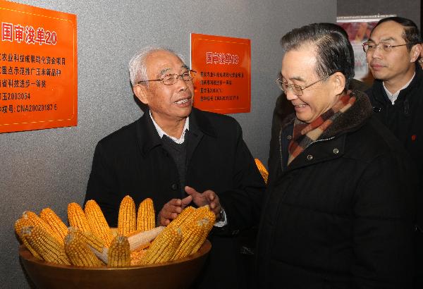Giáo sư Trình Tương Văn giới thiệu giống ngô mới với Thủ tướng Ôn Gia Bảo nhân chuyến tham quan của nhà lãnh đạo Trung Quốc tại Viện nghiên cứu ngô do ông Trình lãnh đạo hồi năm 2011. Ảnh: THX