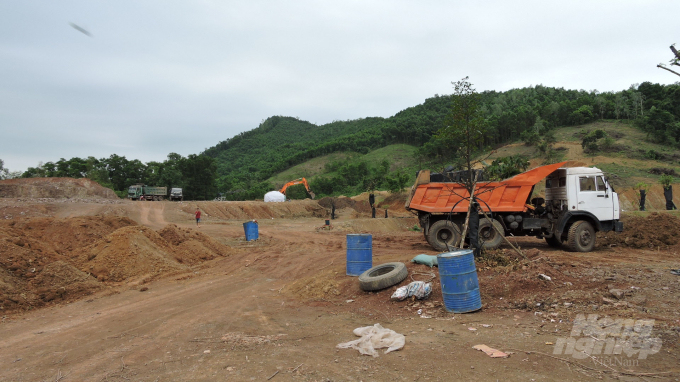 Khoảng hơn 2 hecta đất và chủ yếu là đất rừng đã bị san gạt trái phép. Ảnh: Toán Nguyễn.