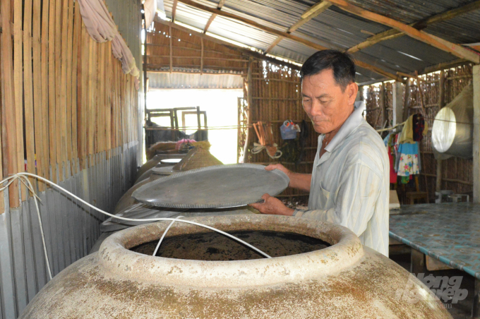 Ông Tư Dưng đã đầu tư mua gần chục cái lu xi măng hứng nước mưa để vượt qua những tháng khô hạn khi chưa có nguồn nước máy. Ảnh: Trung Chánh.