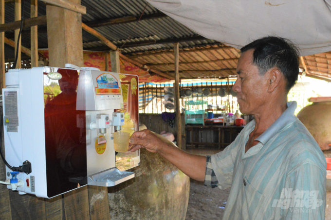 Nguồn nước sạch từ nhà máy cung cấp đã giúp hàng ngàn hộ nông dân vùng ven biển U Minh Thượng thoát cảnh khát nước ngọt mùa khô hạn. Ảnh: Trung Chánh.