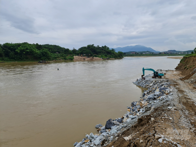UBND tỉnh Tuyên Quang đã quyết định đầu tư 15 tỷ đồng để khắc phục tình trạng sạt lở bờ sông Lô. Ảnh: Đào Thanh.