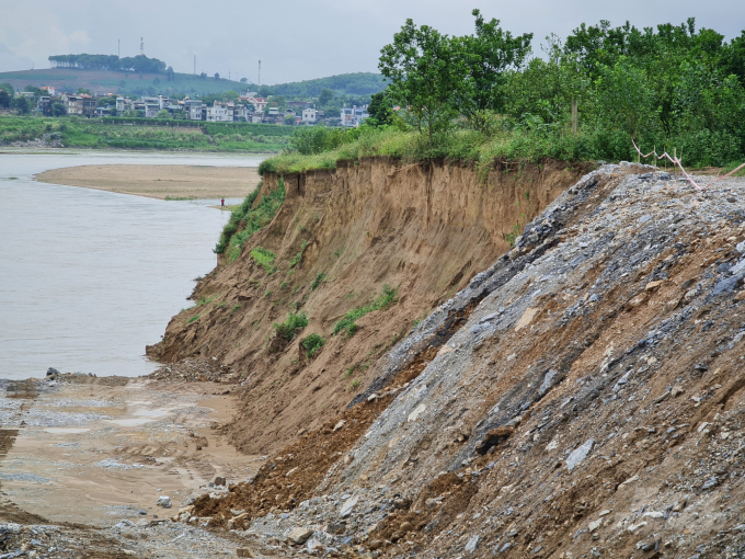 Bờ sông Lô thuộc địa phận phường Nông Tiến, thành phố Tuyên Quang bị sạt lở nghiêm trọng. Ảnh: Đào Thanh.