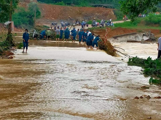 Lực lượng xung kích xã Quân Chu (huyện Đại Từ) thực hiện khắc phục thiệt hại do mưa lũ. Ảnh: Đồng Văn Thưởng.