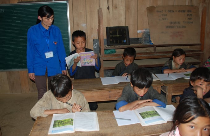 Cô giáo Phan Thị Ninh dạy lớp ghép 4+5 điểm trường Ma Lừ Thàng (ảnh chụp năm 2009) Ảnh: Thái Sinh.