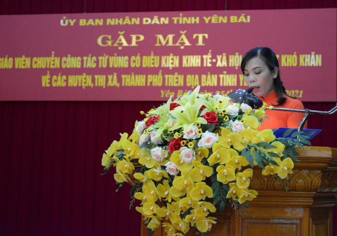 Cô giáo Nguyễn Thị Tùng Bách kể lại 21 năm dạy học trên huyện vùng cao Trạm Tấu. Ảnh: Thái Sinh.
