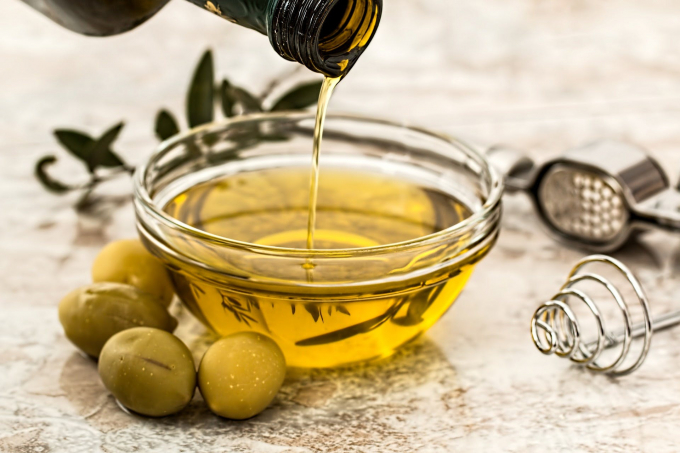 Theo các chuyên gia về dinh dưỡng, oliu là một trong những loại dầu ăn tốt cho da nhất hiện nay.