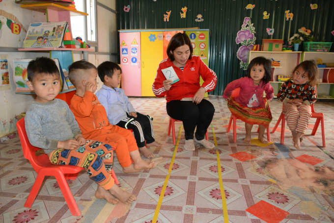 Cô Hà Thị Thanh dạy các cháu mẫu giáo ở điểm trường Đề Chơ. Ảnh: Thái Sinh.