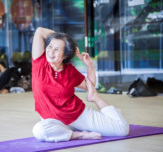 Người cao tuổi có thể duy trì tập luyện tập yoga, thể dục nhẹ nhàng tại nhà khi dịch bệnh diễn biến phức tạp. Ảnh minh họa.