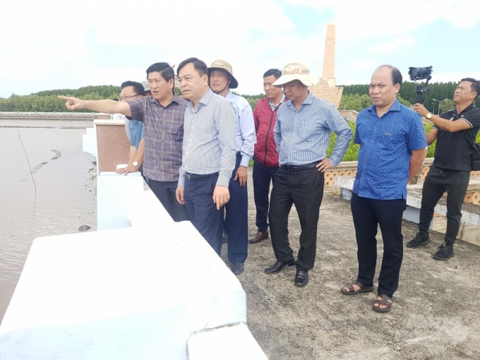Thứ trưởng Bộ NN-PTNT Nguyễn Hoàng Hiệp cùng đoàn công tác kiểm tra các công trình thủy lợi tại tỉnh Cà Mau. Ảnh: Trọng Linh.