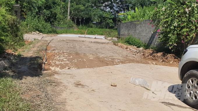 Một đoạn đường ở xóm La Lang, xã Cát Nê phải đào lên để đổ lại bê tông. Ảnh: Đào Hoàng.