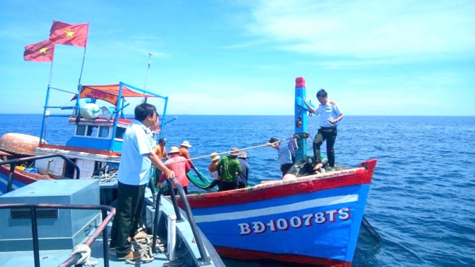 The functional forces inspect the implementation of anti-IUU fishing law on Binh Dinh fishing vessels.