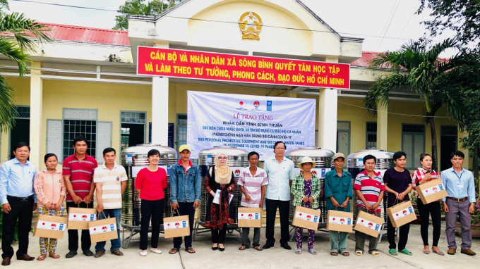 Nhiều hộ dân tỉnh Bình Thuận được các tổ chức quốc tế hỗ trợ bồn chứa nước sạch và dụng cụ bảo hộ cá nhân phòng chống hạn hán trong bối cảnh dịch bệnh Covid-19.