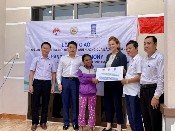 Đại diện Chương trình phát triển của Liên Hợp Quốc (UNDP) và Tổng cục Phòng, chống thiên tai bàn giao nhà an toàn cho người nghèo bị ảnh hưởng của bão.