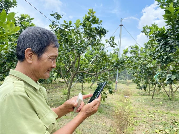 Việc áp dụng công nghệ số 4.0 nhằm để giải quyết những vướng mắc kỹ thuật hay nhu cầu tiêu thụ nông sản của bà con thông qua ứng dụng công nghệ này nhằm để kết nối. Ảnh: Lê Hoàng Vũ.