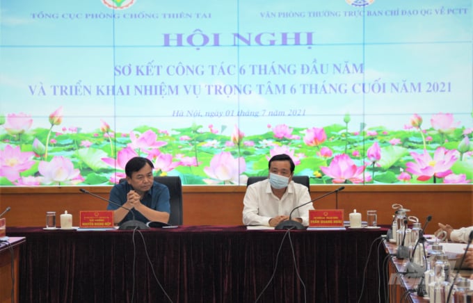 Deputy Minister Nguyen Hoang Hiep (left) and General Director of the Vietnam Disaster Management Authority Tran Quang Hoai chaired the conference. Photo:  Pham Hieu.