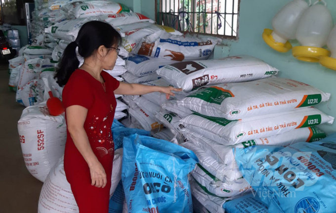 The increase in animal feed prices has caused numerous difficulties for farmers. Photo: Quang Yen.