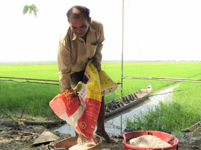 Fertilizer prices have increased sharply from the beginning of the summer-autumn rice crop until now, pulling up the price of rice production costs in the Mekong Delta. Photo: Trung Chanh.