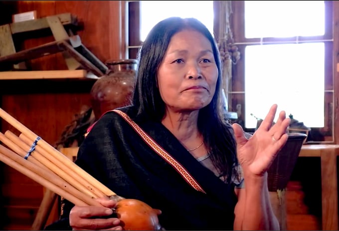 Không gian văn hoá truyền thống Chu Ru đã 'thấm' vào huyết quản Ma Bio ngay từ khi còn trên lưng mẹ. Bà cũng là người am hiểu về tất cả các loại nhạc cụ, về nền văn hoá truyền thống Chu Ru. Ảnh: Phúc Lập.