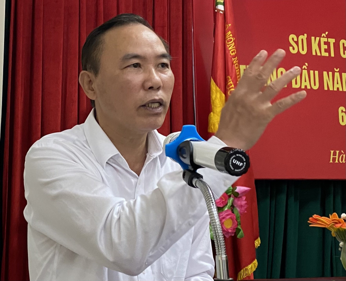 Deputy Minister of Agriculture and Rural Development Phung Duc Tien requested the livestock industry to pay particular attention to disease prevention and control in the last six months of 2021. Photo: Nguyen Huan.