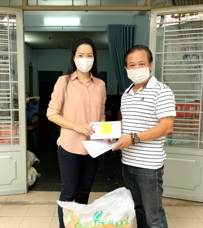 Nghệ sĩ Ưu tú Trịnh Kim Chi trao quà cho nhân viên hậu đài sân khấu.