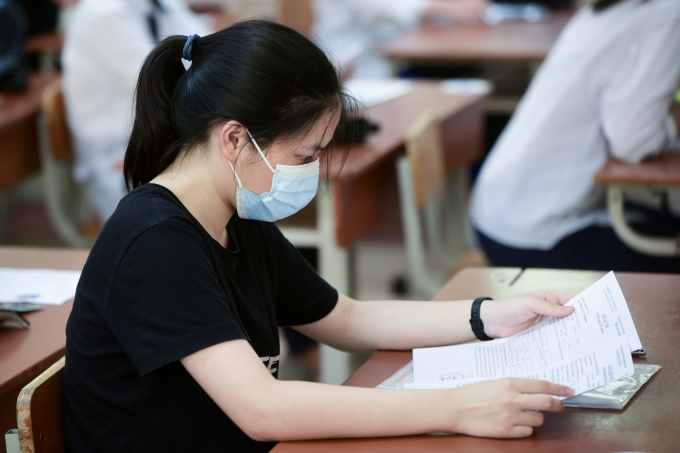 Thí sinh nghe phổ biến quy chế tại điểm thi tốt nghiệp THPT ở trường THPT Việt Đức (Hà Nội) chiều 6/7. Ảnh: Tùng Đinh.