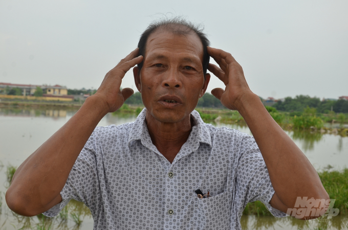 Nguyen Van Ta, Leader of the Production team in Ha village, (Chuyen My commune, Phu Xuyen district, Hanoi) said after spraying pesticides, his head felt as hot as being hit by boiling steam every night, he heard the bang sounds regularly and his shoulder was onerous. Photo: Duong Dinh Tuong.