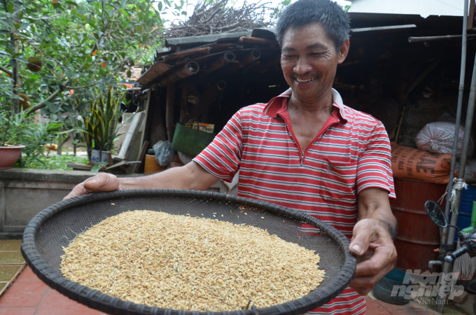 Joyful with clean grain. Photo: Duong Dinh Tuong. 