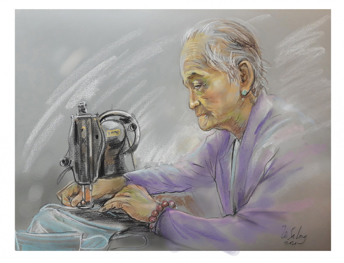 Cụ bà 95 tuổi mỗi ngày may khẩu trang tặng hàng xóm.