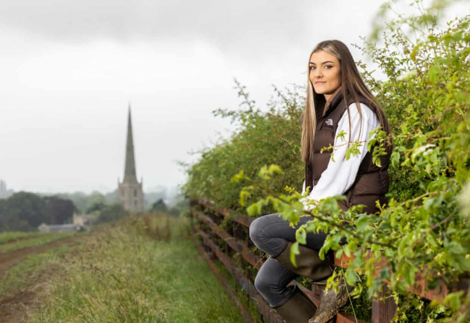 Emily Goodson trên khu đất được sử dụng làm dịch vụ chôn cất tại Trang trại Castle View ở Leicestershire. Ảnh: Guardian.