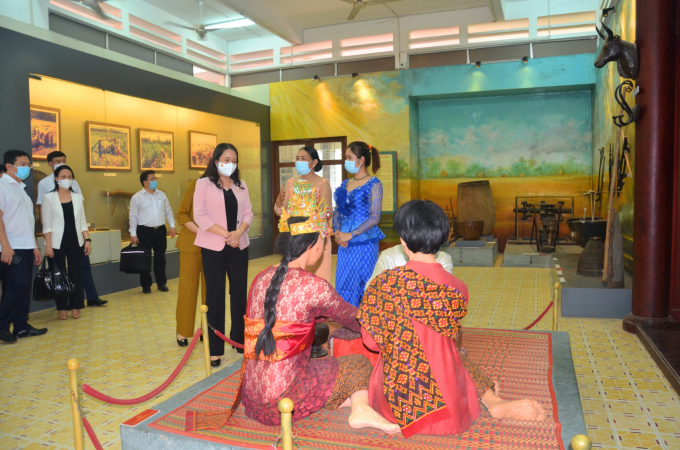 Phó Chủ tich nước Võ Thị Ánh Xuân thăm bảo tàng văn hoá Khmer tỉnh Trà Vinh. Ảnh: Minh Đảm.