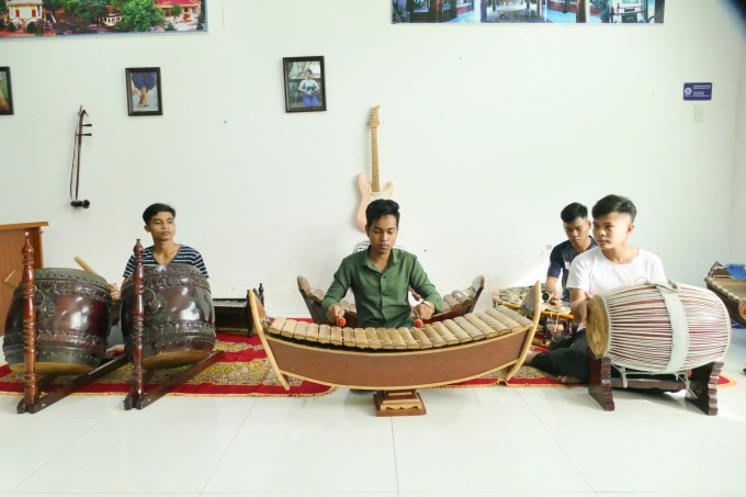 Sinh viên theo học Bộ môn nhạc cụ truyền thống tại Đại Học Trà Vinh. Ảnh: Minh Đảm.