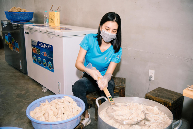 Hoa hậu Trần Tiểu Vy trực tiếp nấu cơm phân phát cho người nghèo. 