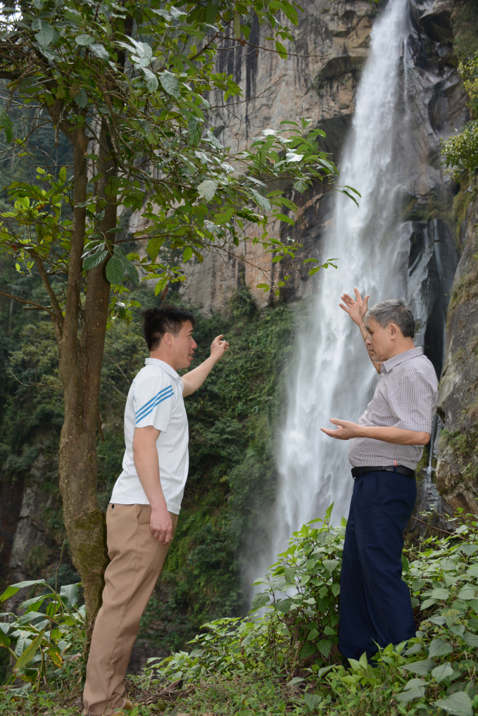 Anh Trang A Su (trái) trao đổi với tác giả về nguyện vọng của người dân muốn giữ dòng thác làm du lịch. Ảnh: Trần Đức Lâm.