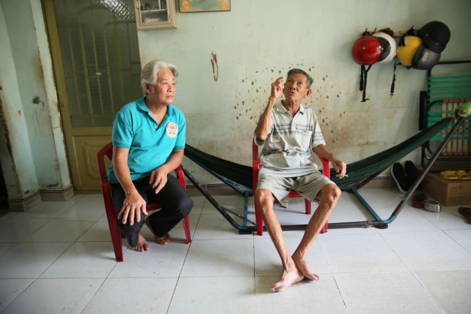 Ông Hoàng Văn Phước (trái) và ông Phạm Văn Hải, đang kể lại những ký ức về làng 'công tra' xưa. Ảnh: Phúc Lập.