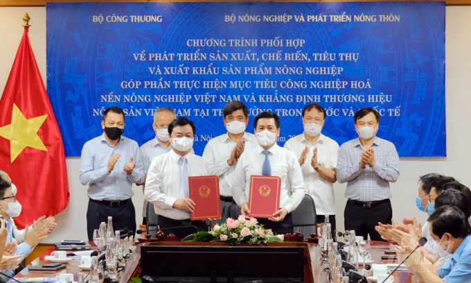 Bộ trưởng Bộ NN-PTNT Lê Minh Hoan và Bộ trưởng Bộ Công thương Nguyễn Hồng Diên ký biên bản hợp tác. Ảnh: Bảo Thắng.