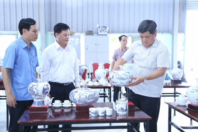 Thứ trưởng Trần Thanh Nam tham quan khu xưởng Gốm Bồ Bát tại xã Yên Thành, huyện Yên Mô, tỉnh Ninh Bình. Ảnh: Minh Phúc.