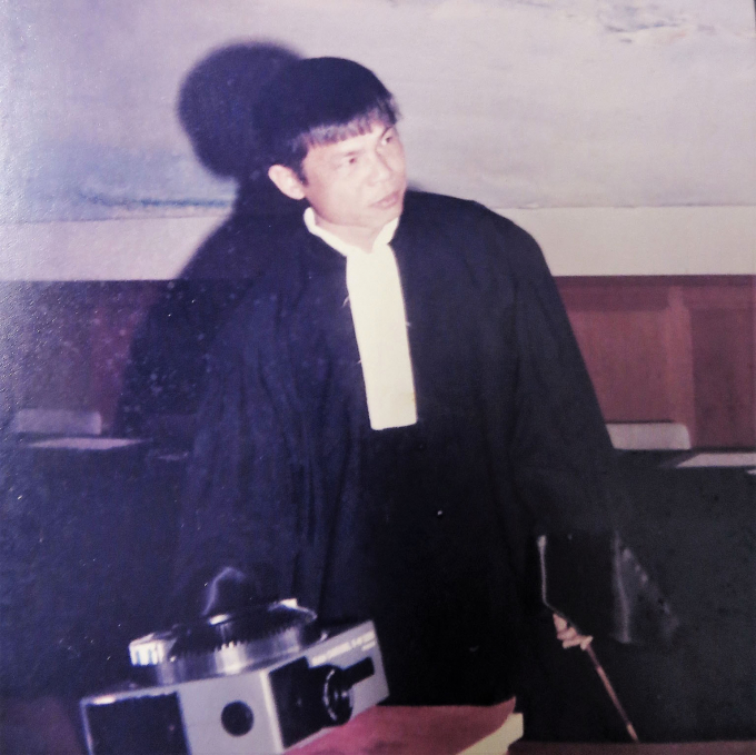 TS Nguyễn Tiến Dũng bảo vệ luận án tiến sỹ tại Tours (Indre-et-Loire, Pháp) năm 1986. Ảnh: Lê Bền (chụp từ ảnh tư liệu do nhân vật cung cấp).