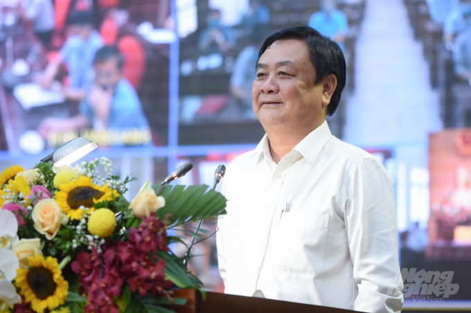 Bộ trưởng Lê Minh Hoan chia sẻ về phương hướng phát triển quả nhãn với tỉnh Hưng Yên. Ảnh: Tùng Đinh.