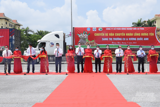 The ribbon-cutting ceremony initiates the program to put Hung Yen longan and agricultural products on sale. Photo: Tung Dinh.