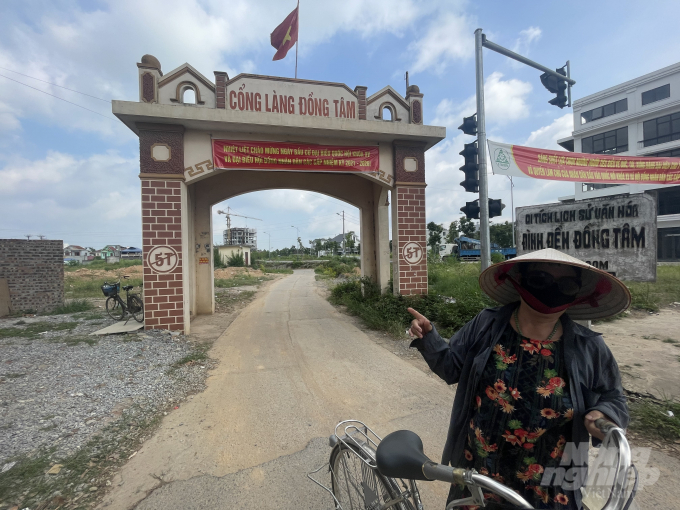 Sau khi nhường hết đất trồng lúa màu cho các Dự án nhà ở, người dân làng Đồng Tâm, phường Đồng Bẩm đang quyết tâm giữ lại chiếc Cổng làng làm báu vật kỷ niệm. Ảnh: VB.