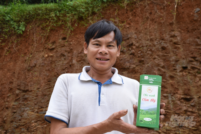 Dinh Manh Cuong, Director of Cam My Tea Cooperative with his products. Photo: Duong Dinh Tuong.