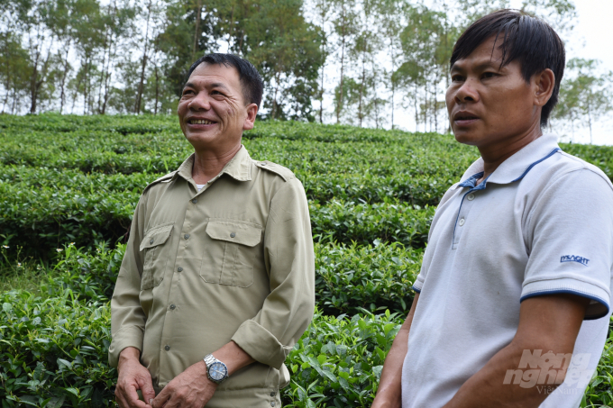  La Thanh Lam, Head of Tat Thang Commune's Agricultural Extension Team, is talking about technology with people. Photo: Duong Dinh Tuong.