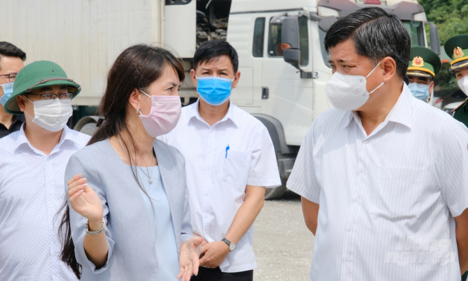 Thứ trưởng Bộ NN-PTNT Trần Thanh Nam (bên phải) làm Tổ trưởng Tổ công tác chỉ đạo sản xuất, kết nối cung ứng tiêu thụ nông sản tại các tỉnh, thành phố phía Nam. Ảnh: Tùng Đinh.