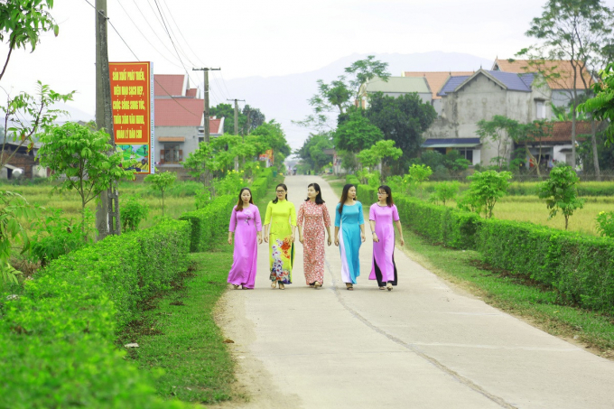 Các tuyến đường nông thôn mới ở Tiên Yên đều mang trên mình màu xanh tươi mát. 