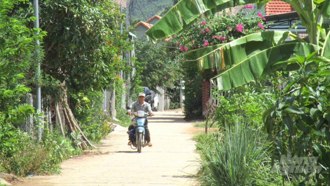 Đường làng, ngõ xóm trên địa bàn xã Canh Vinh (huyện Vân Canh, Bình Định) hoàn thiện tạo điều kiện cho người dân địa phương đi lại. Ảnh: Vũ Đình Thung.