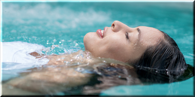Để giảm tác động của clo trong bể bơi tới tóc là trước khi xuống bơi nên xả qua tóc bằng nước sạch. Ảnh minh họa.