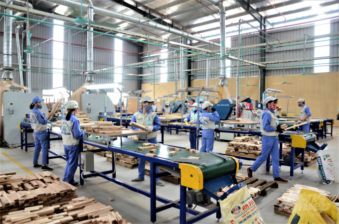 Việt Nam đang trở thành một trong những nước dẫn đầu thế giới về xuất khẩu gia công đồ gỗ. Ảnh: Đào Thanh.