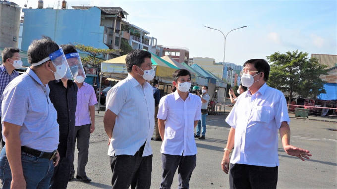 Thứ trưởng Trần Thanh Nam (thứ 3 từ phải sang) khảo sát tình hình tại các chợ đầu mối của TP. HCM. Ảnh: Minh Sáng.
