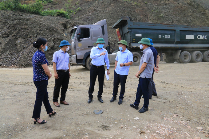 Chủ tịch UBND tỉnh Bắc Kạn Nguyễn Long Hải (đứng giữa) trong chuyến đi kiếm tra sạt lở tại đoạn đèo Khau Thăm, trên tuyên đường tỉnh 254. Ảnh: Hương Dịu.