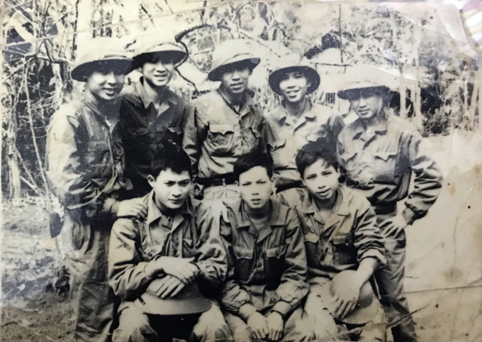 Bức ảnh ông Tư lần đầu được thấy sau 50 năm, chụp những đồng đội cũ trước khi vào chiến trường Kon Tum. Ảnh: NVCC.